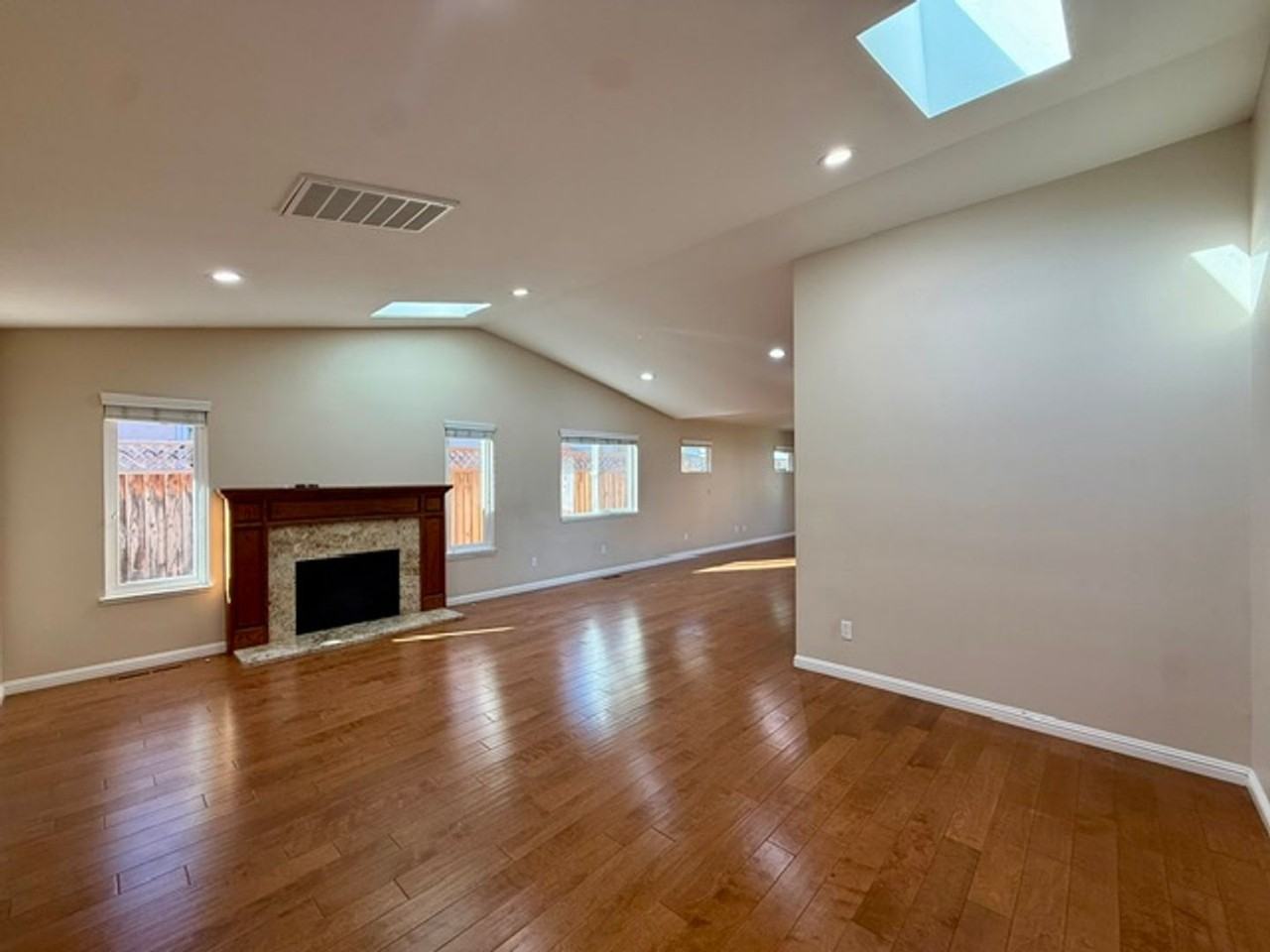 5327 Lenora Ave - Photo 4 of 25