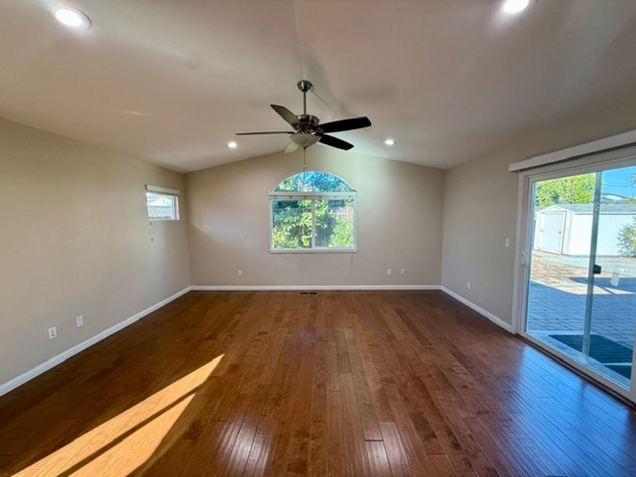 5327 Lenora Ave - Photo 5 of 25
