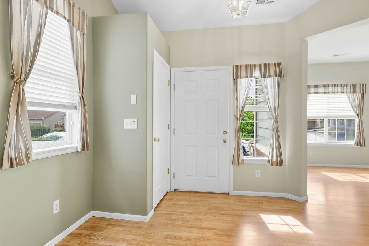 5325 Suffolk Ave - Photo 3 of 28