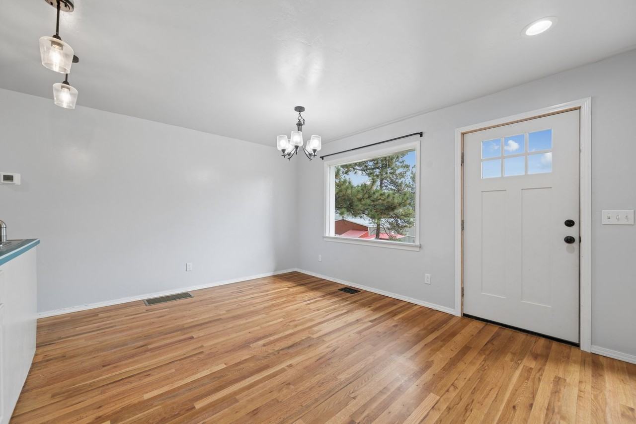 400 2nd St E - Photo 4 of 23