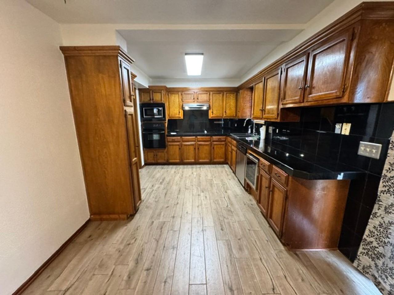 10300 S Mckinley Ct - Photo 5 of 19
