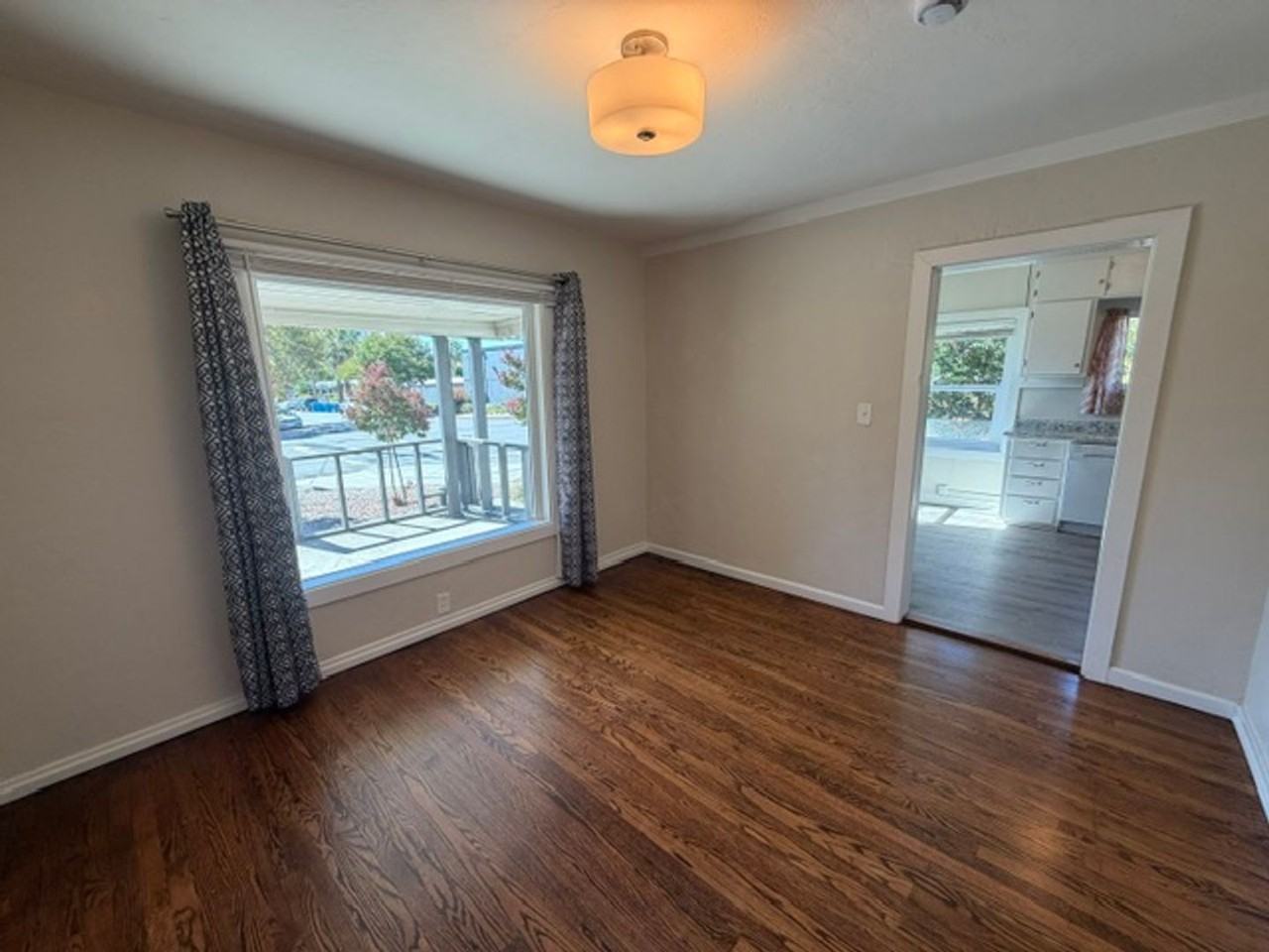 435 Russell Ave - Photo 7 of 34
