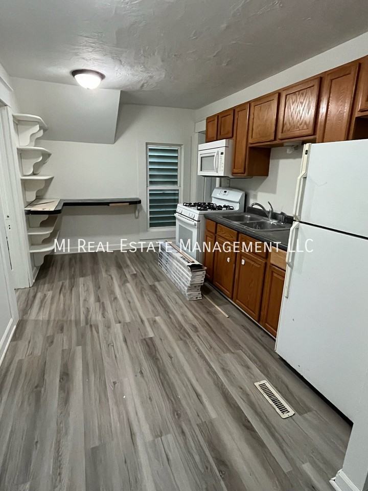 206 1/2 W 14th St - Photo 2 of 11