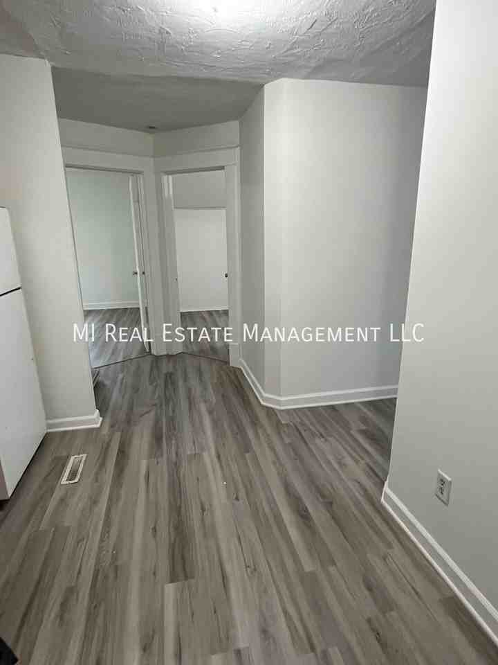 206 1/2 W 14th St - Photo 3 of 11