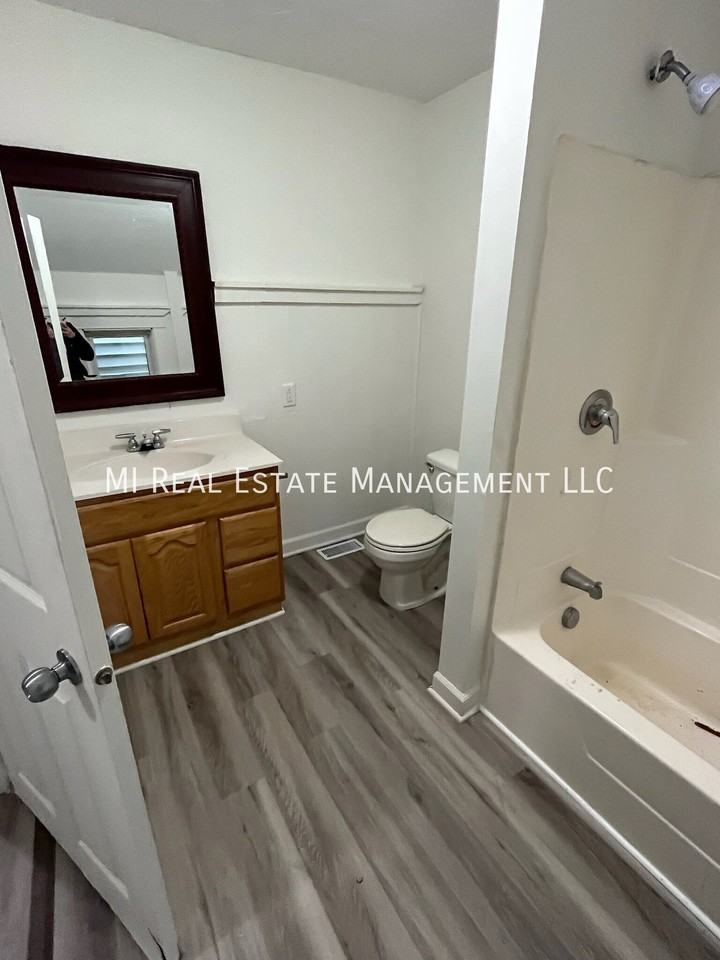 206 1/2 W 14th St - Photo 4 of 11