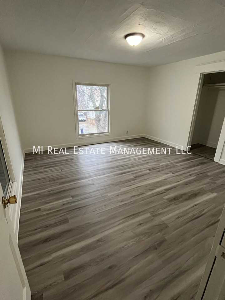 206 1/2 W 14th St - Photo 5 of 11