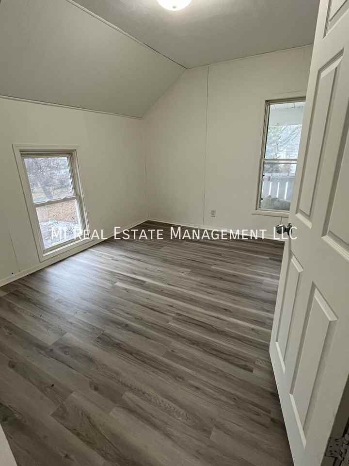 206 1/2 W 14th St - Photo 6 of 11