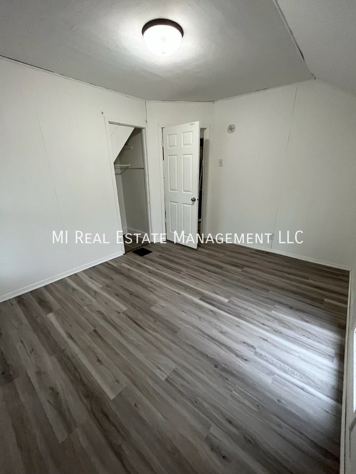 206 1/2 W 14th St - Photo 7 of 11