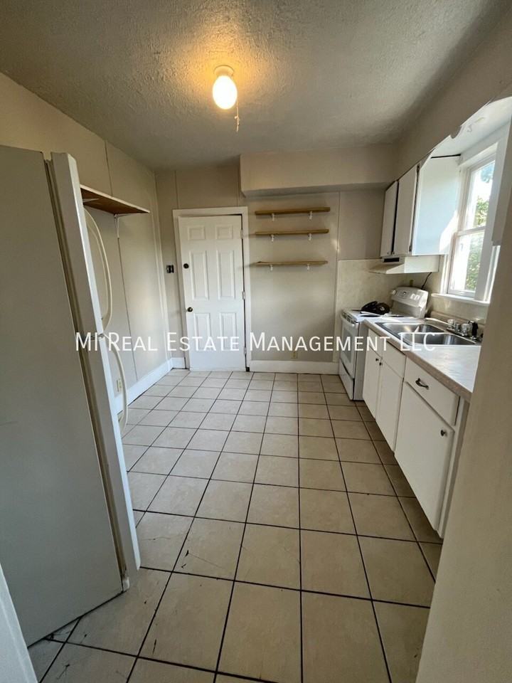 113 W 16th St - Photo 2 of 11