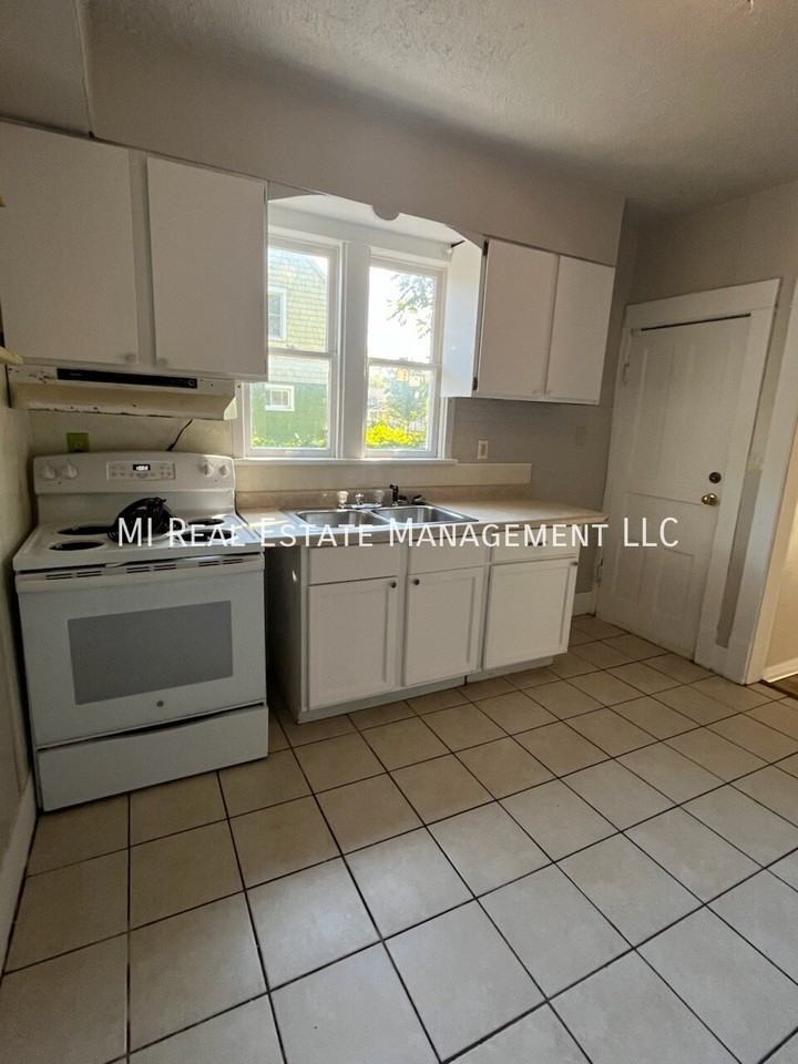 113 W 16th St - Photo 3 of 11