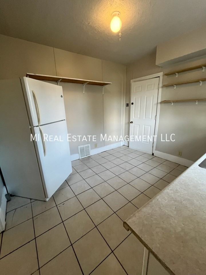 113 W 16th St - Photo 4 of 11