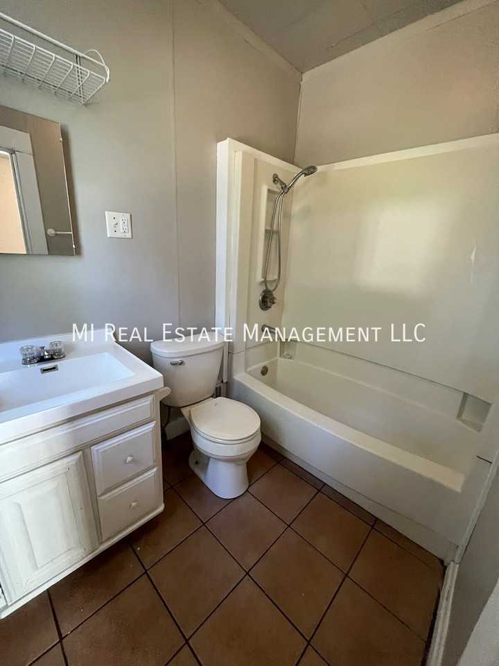 113 W 16th St - Photo 5 of 11