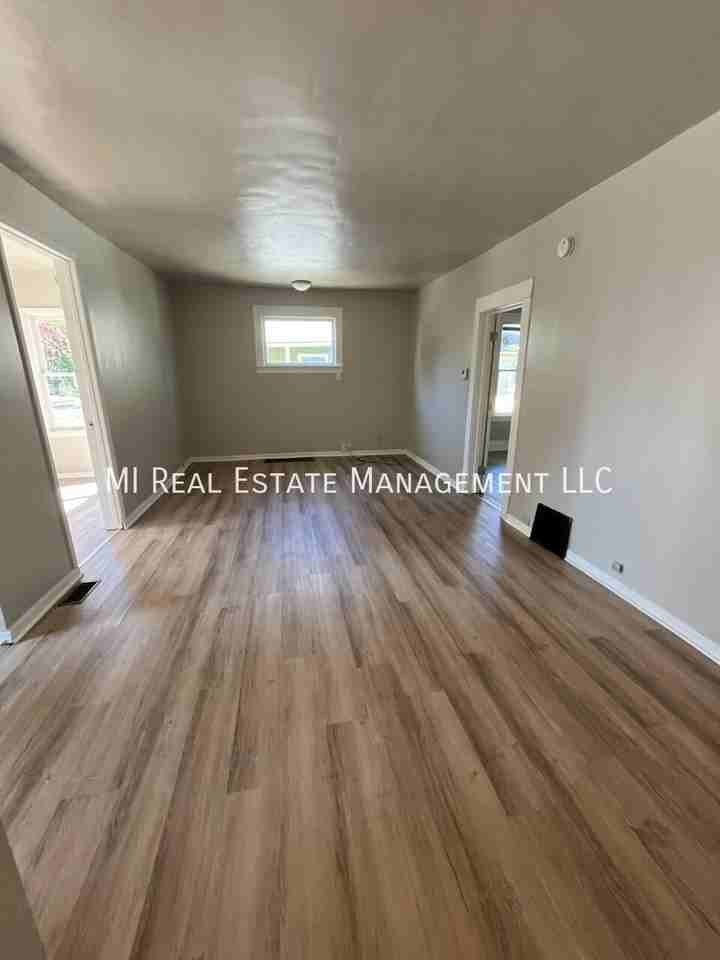 113 W 16th St - Photo 6 of 11