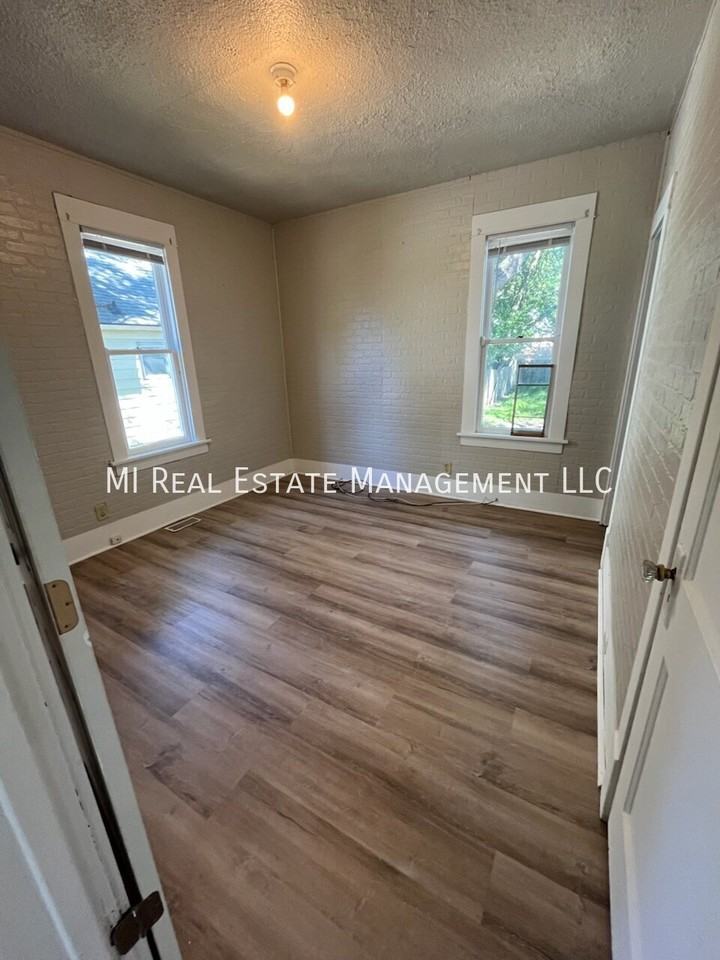 113 W 16th St - Photo 7 of 11