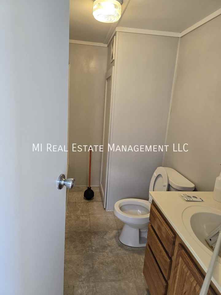 140 N Pleasant St - Photo 2 of 7
