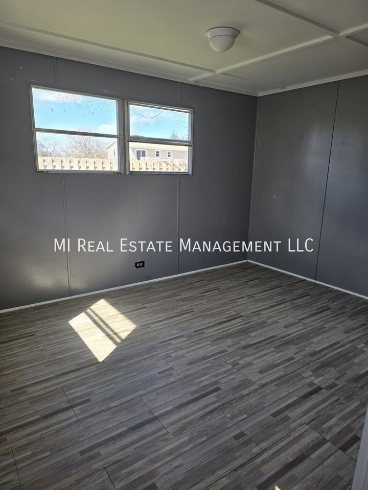 140 N Pleasant St - Photo 3 of 7