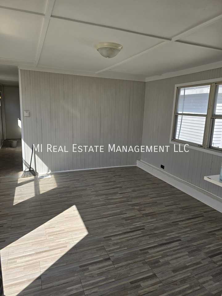 140 N Pleasant St - Photo 4 of 7