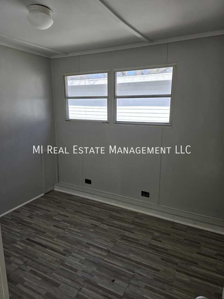 140 N Pleasant St - Photo 5 of 7