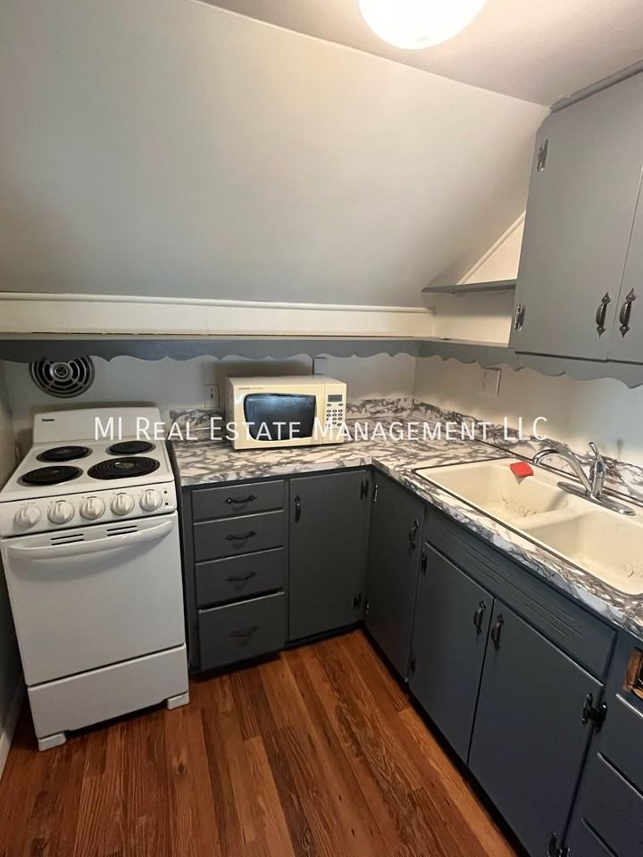 260 1/2 E 14th St - Photo 2 of 6