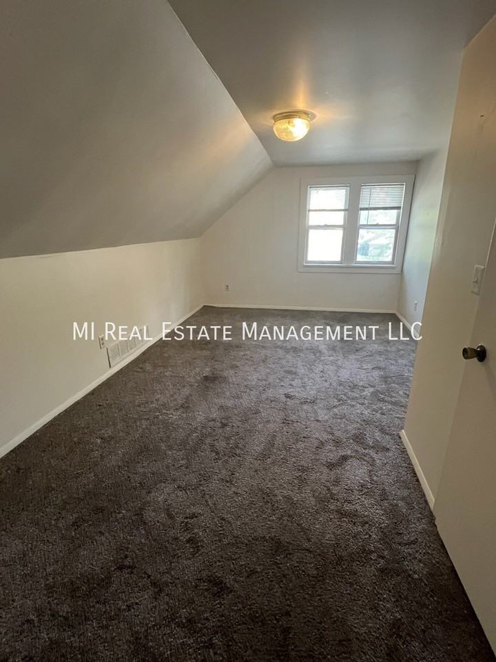 260 1/2 E 14th St - Photo 5 of 6