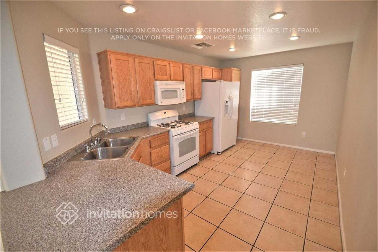 5006 Tioga Pass Ave - Photo 4 of 12