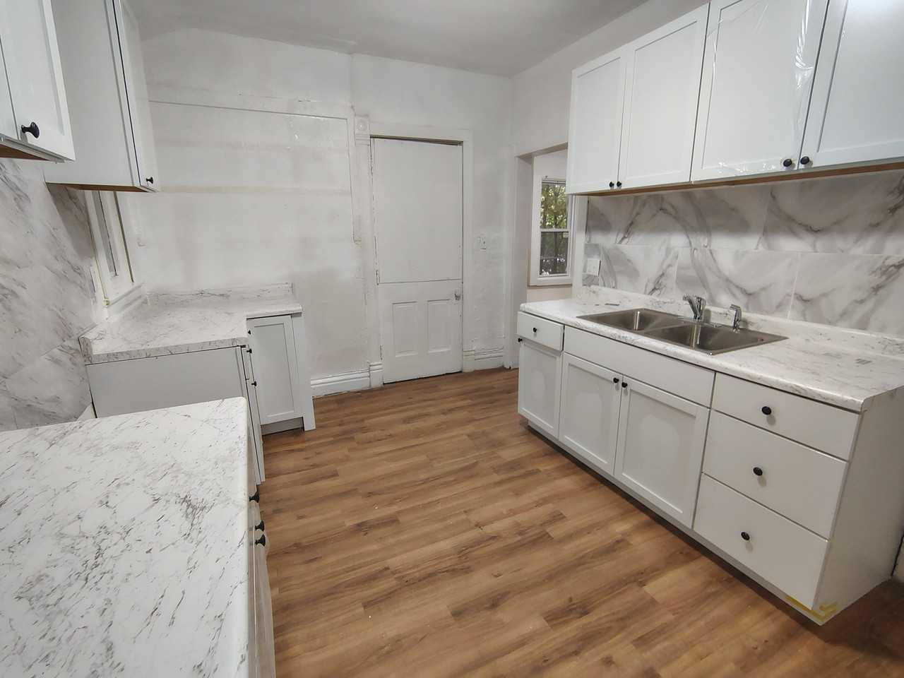 1029 Woodlawn Ave - Photo 2 of 6