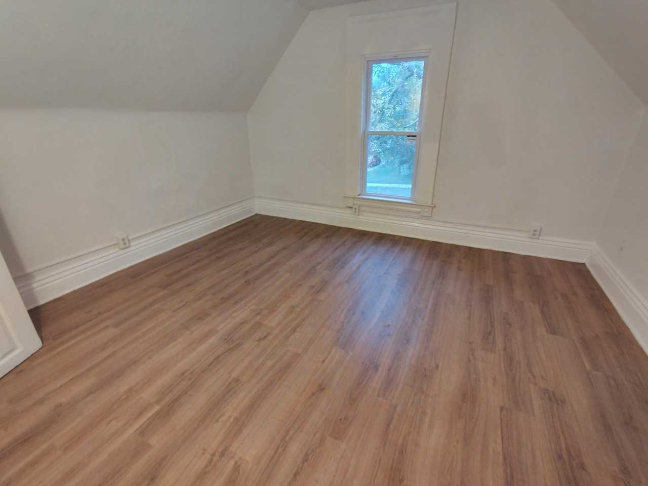 1029 Woodlawn Ave - Photo 4 of 6