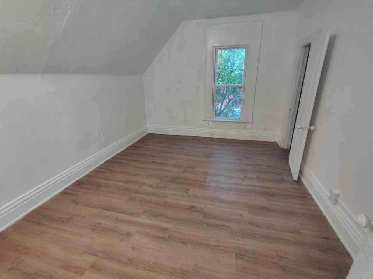 1029 Woodlawn Ave - Photo 6 of 6