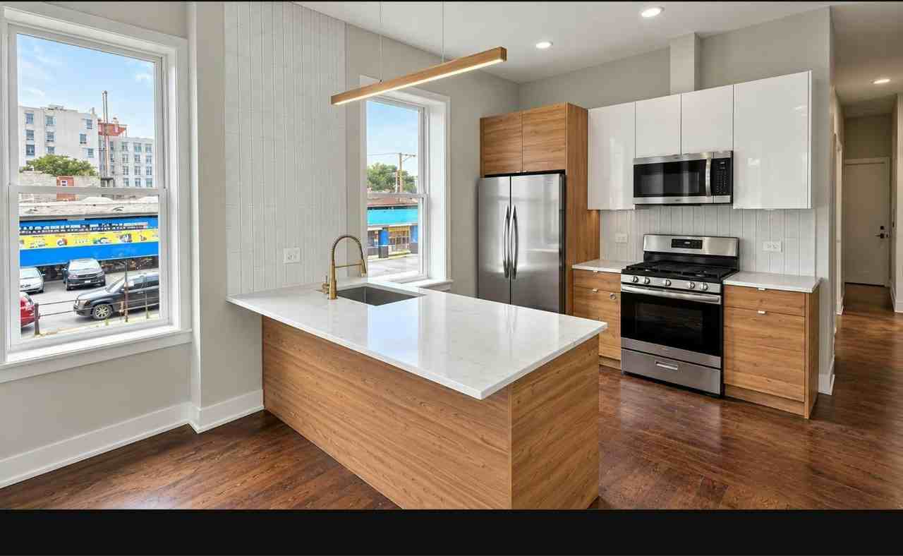2024 South Ashland Avenue, Unit 1 - Photo 3 of 15