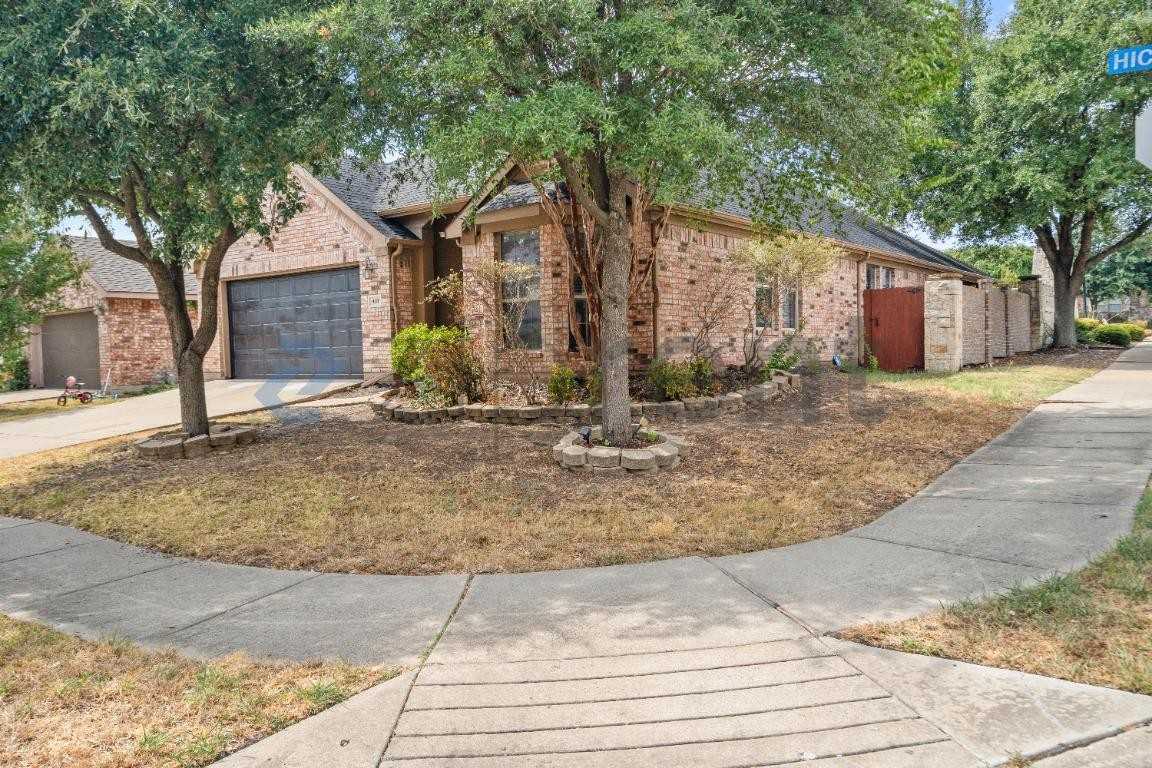 413 Hickory Ln - Photo 4 of 33