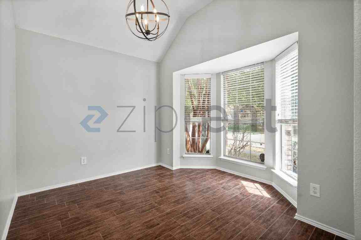 413 Hickory Ln - Photo 5 of 33