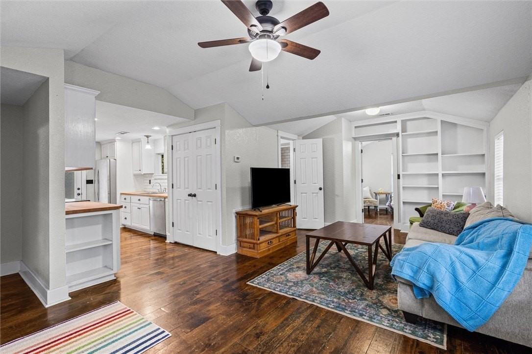 233 W Ash St - Photo 4 of 25
