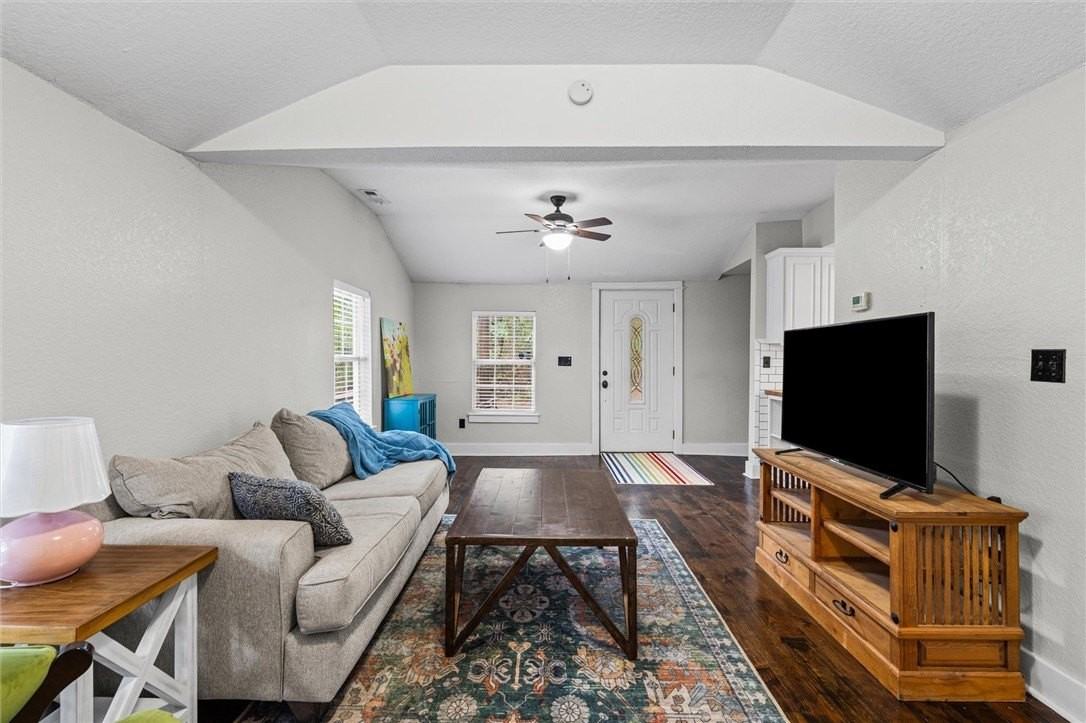 233 W Ash St - Photo 5 of 25