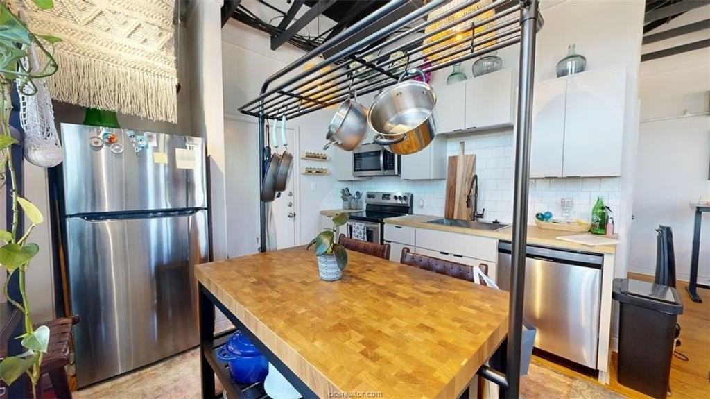 305 W 27th St #331 - Photo 3 of 9