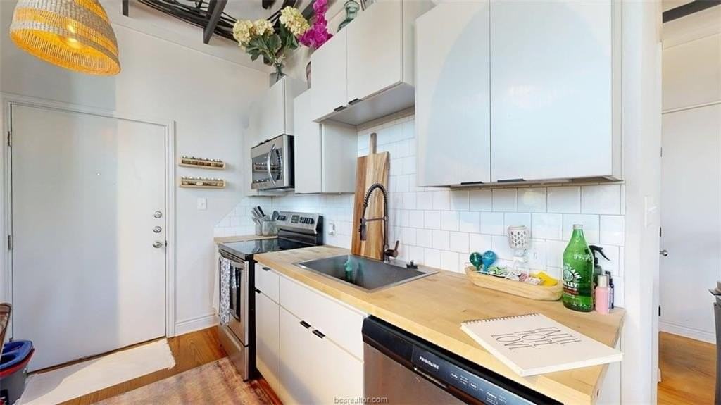 305 W 27th St #331 - Photo 4 of 9