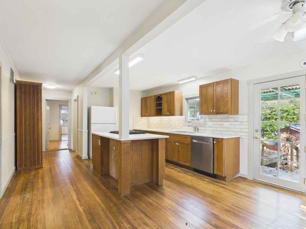 606 W Austin St - Photo 5 of 16