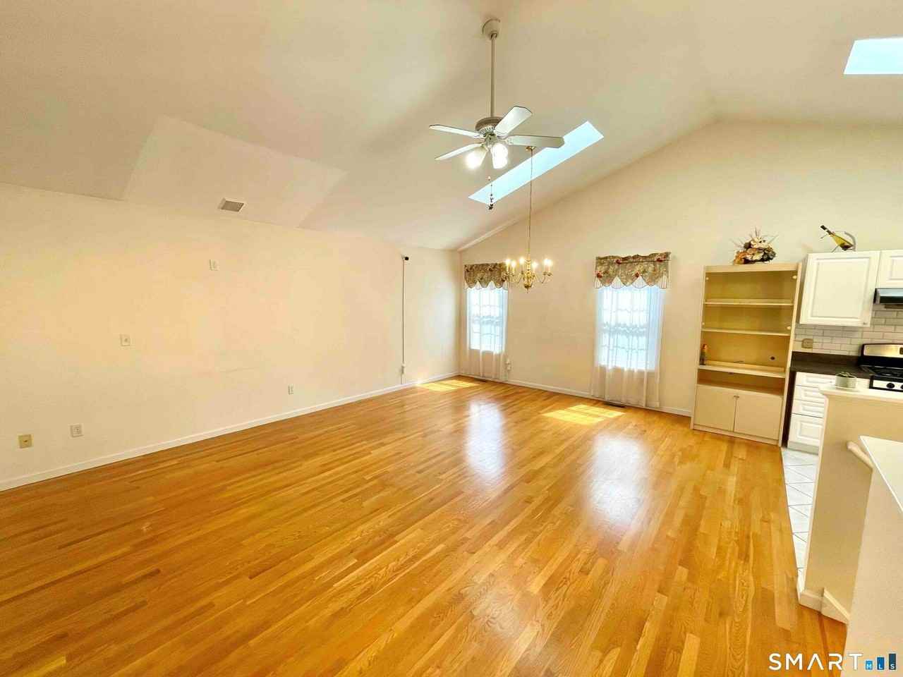 65 Olde Elm Close - Photo 2 of 24