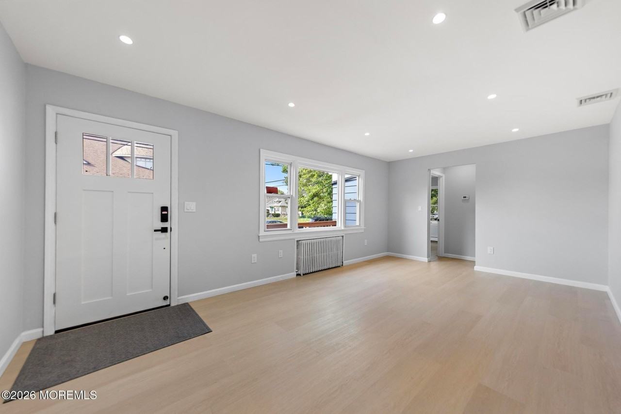 54 Manning Pl - Photo 3 of 20