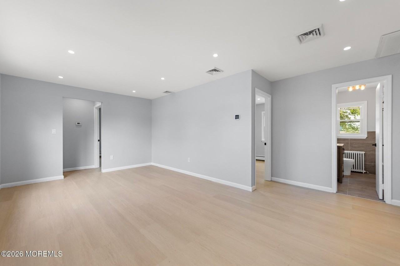 54 Manning Pl - Photo 4 of 20