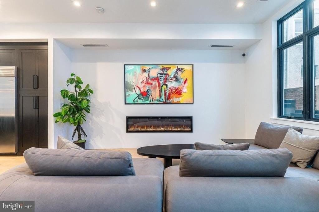 2320 Sansom St - Photo 6 of 49