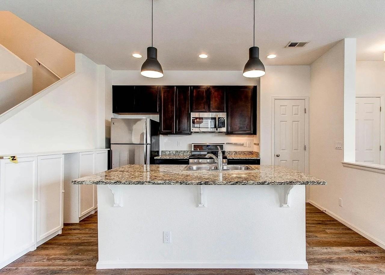8381 East 33rd Avenue - Photo 4 of 23