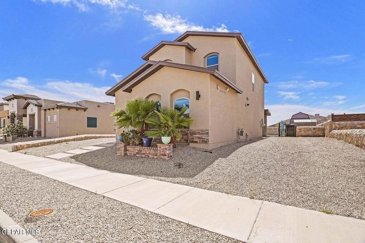 2705 Maria Casas St - Photo 3 of 38