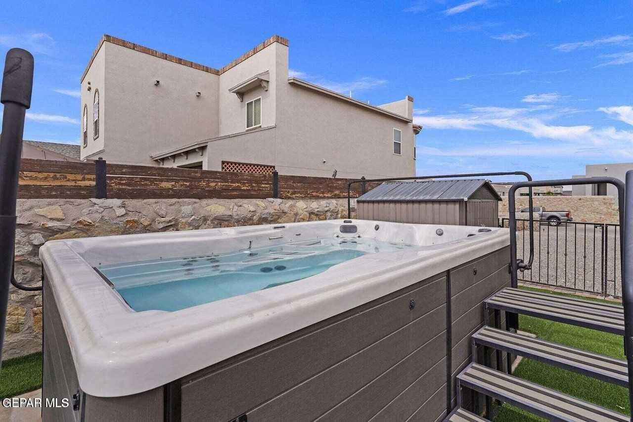 2705 Maria Casas St - Photo 4 of 38