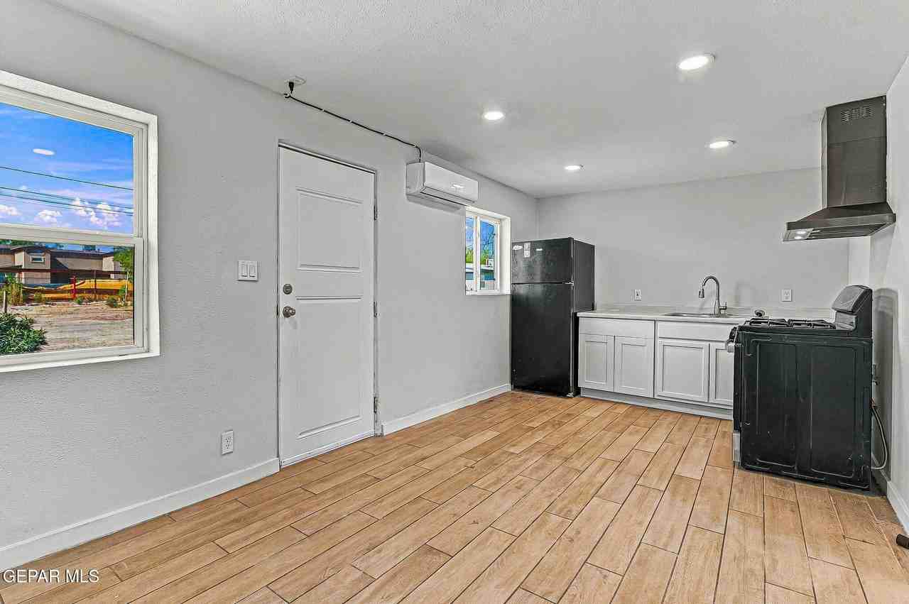 589 Myra St #2 - Photo 5 of 20