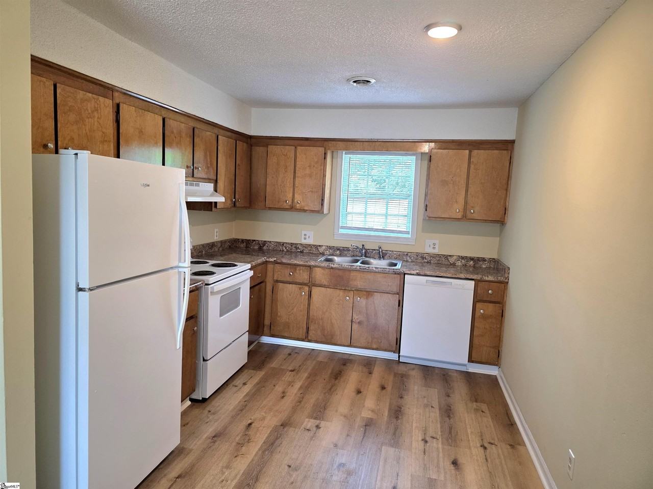 713 E Curtis St #18 - Photo 3 of 19