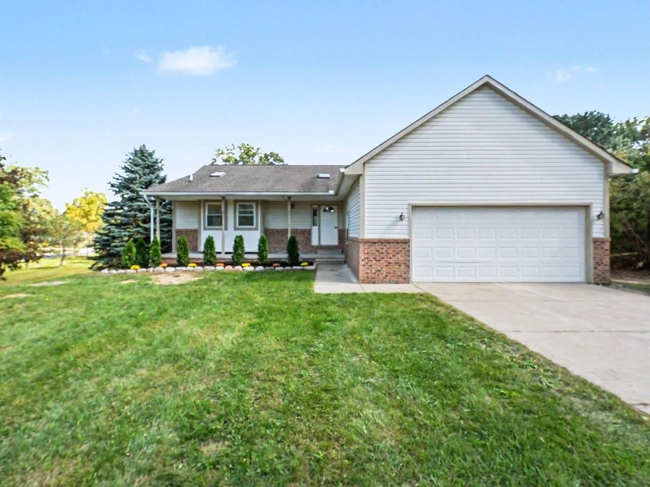 9027 Clover Dr - Photo 2 of 27