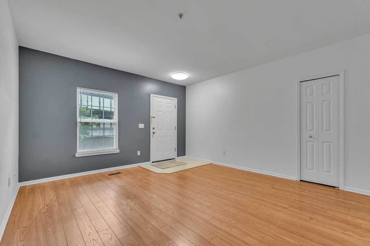 1021 Maiden Ln - Photo 5 of 36