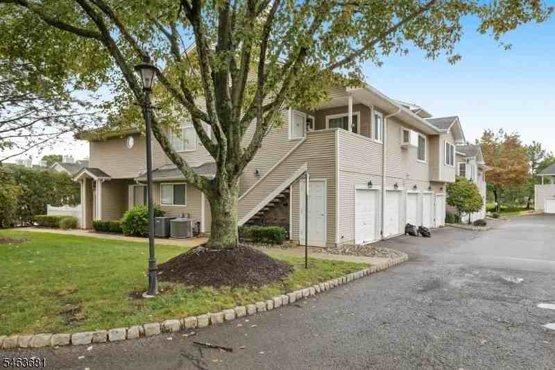 8 Bentley Ct - Photo 4 of 41