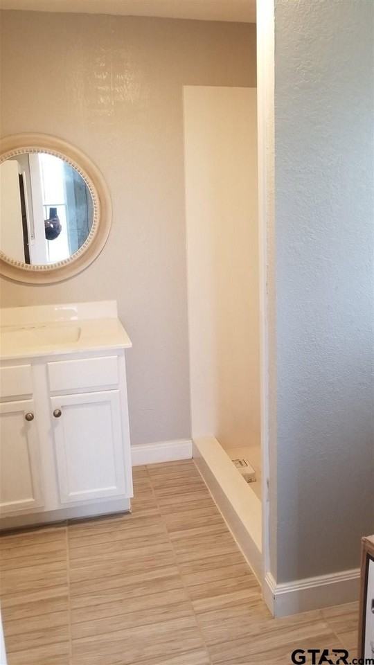902 Crockett St - Photo 4 of 8