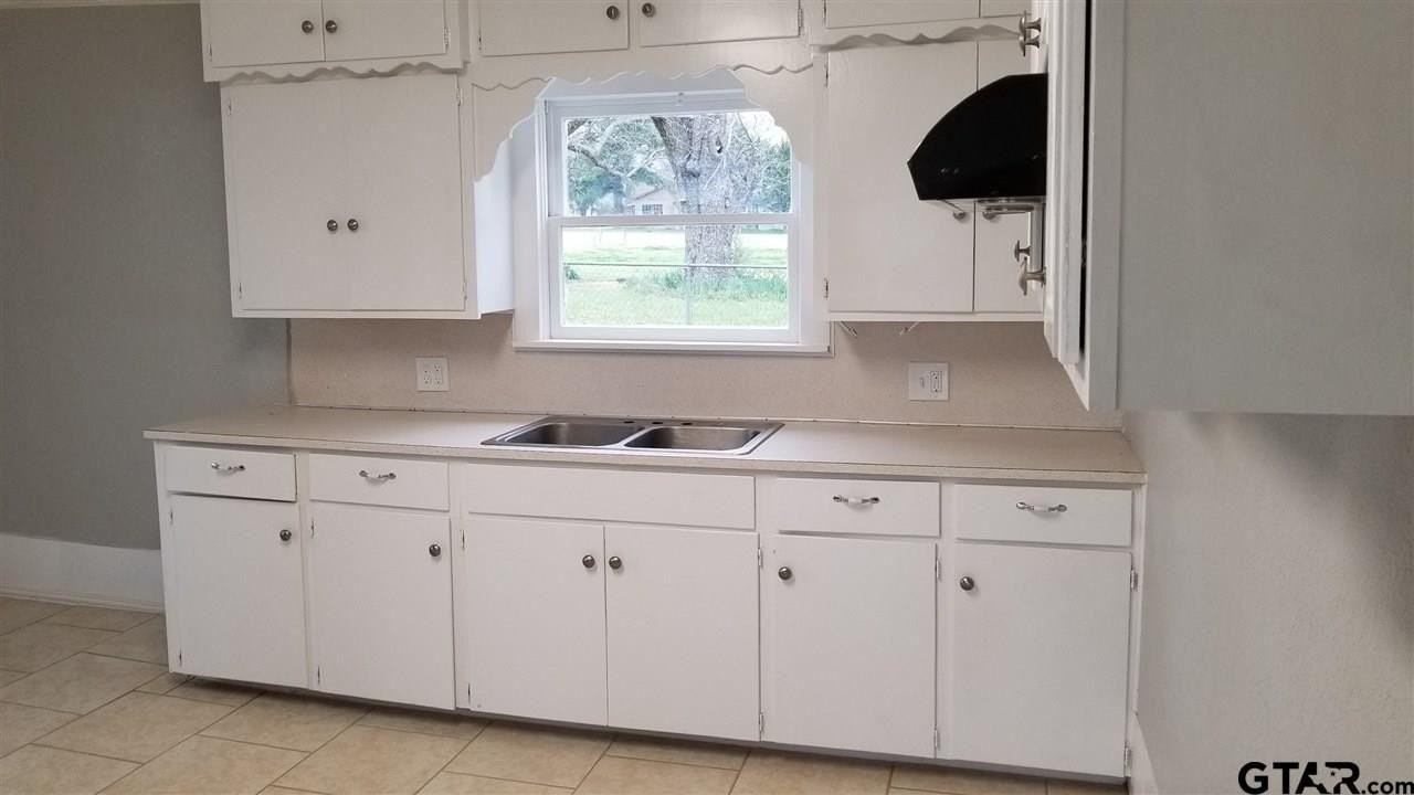 902 Crockett St - Photo 6 of 8